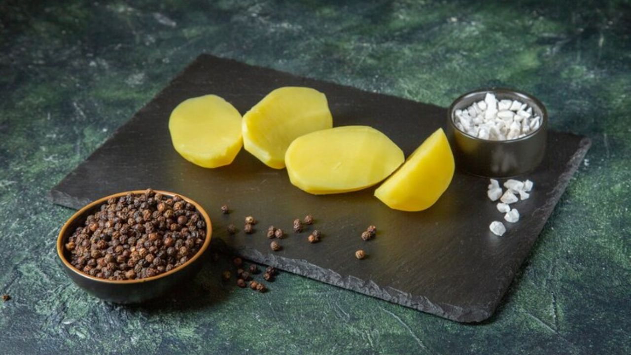 Is it okay to give potatoes to a cat?
